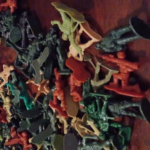 Huge 260 ARMY MEN 9 ARMY VEHICLES/PLANES /HELICOPTERS/extras - Picture 8 of 12